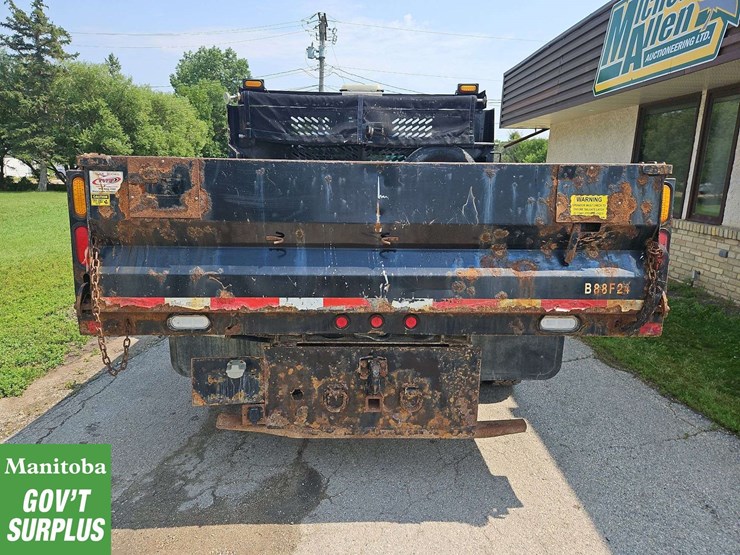 2015-chevrolet-3500-image-8
