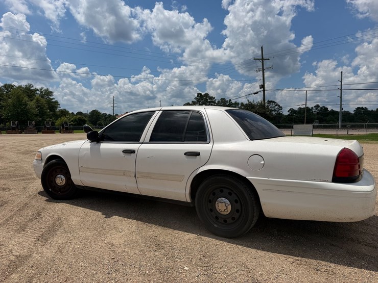 #30601-•-2009-ford-crown-vic-image-4