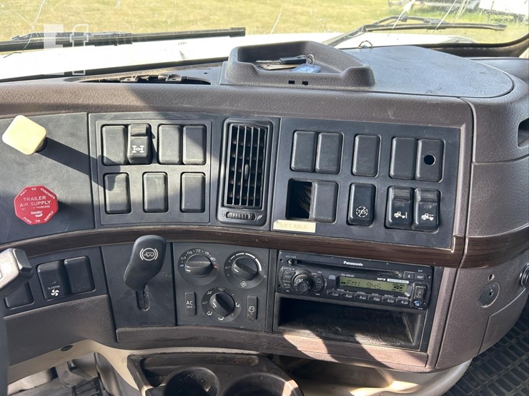 2012-volvo-vnl64t670-image-18