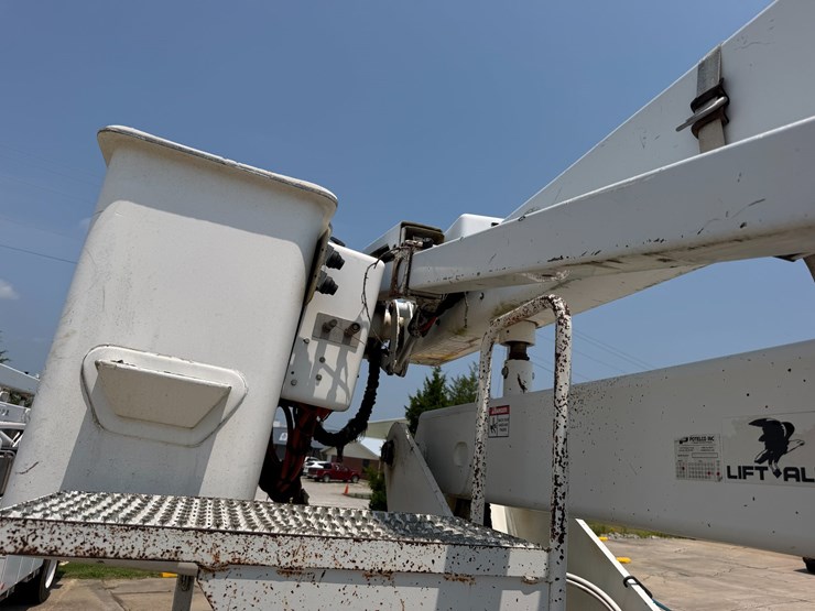 2007-peterbilt-335-image-56