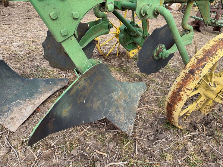 john-deere-pull-type-two-bottom-plow-image-13