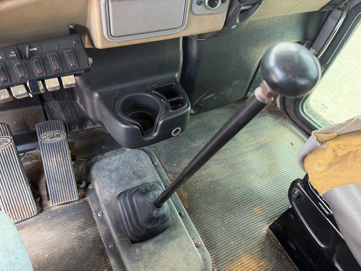 2007-peterbilt-335-image-65