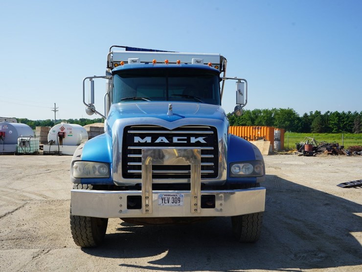 2014-mack-granite-gu713-image-2