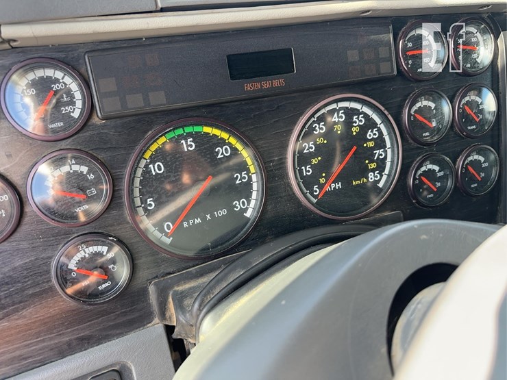 2004-freightliner-columbia-120-image-33
