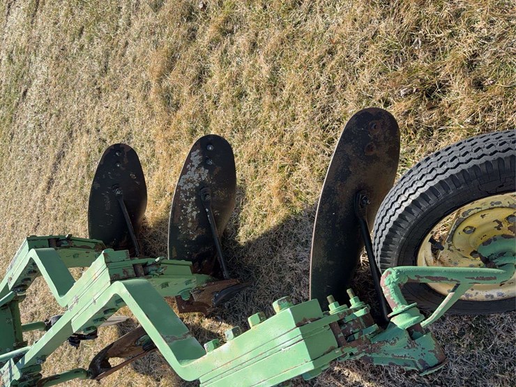 john-deere-three-point-three-bottom-plow-image-17