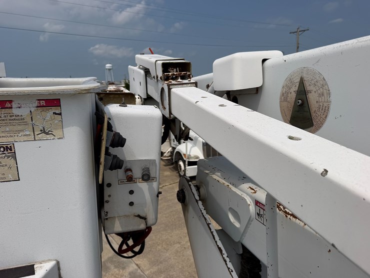2007-peterbilt-335-image-49