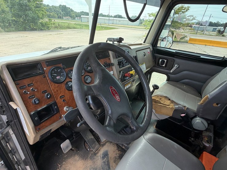 2007-peterbilt-335-image-66