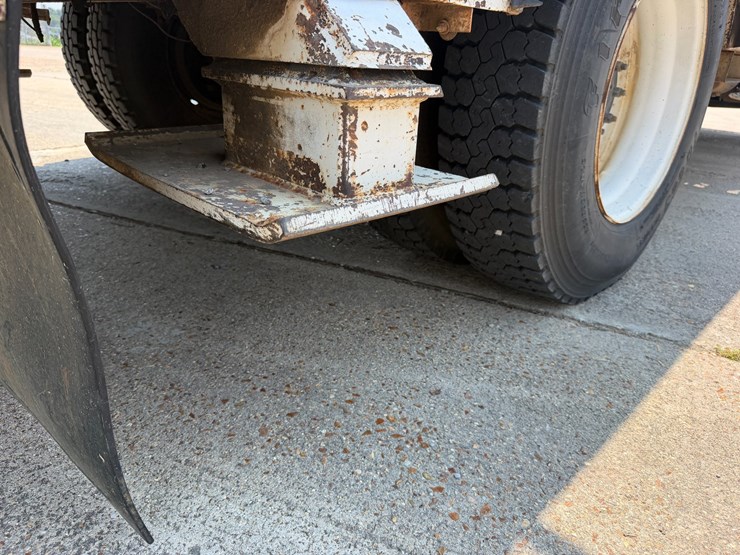 2007-peterbilt-335-image-34