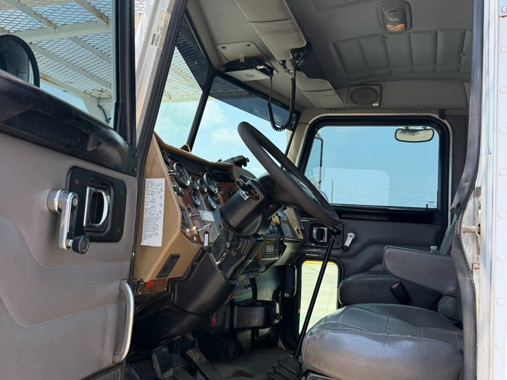 2007-peterbilt-335-image-76