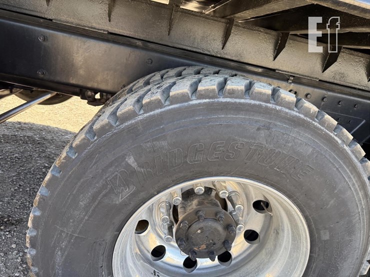 2005-peterbilt-335-image-18