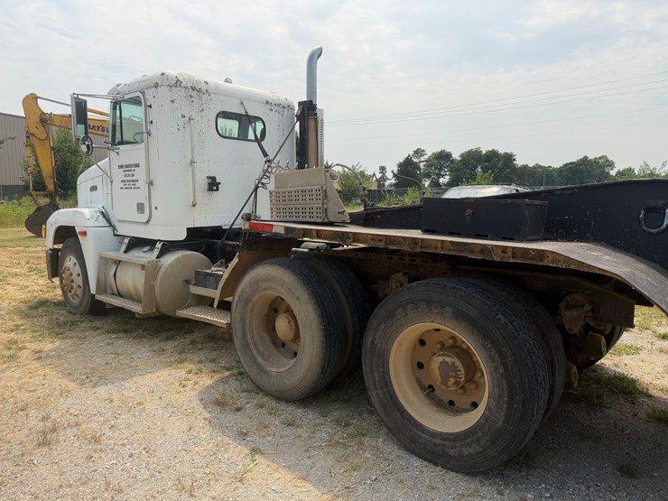 1990-freightliner-fld120-image-4