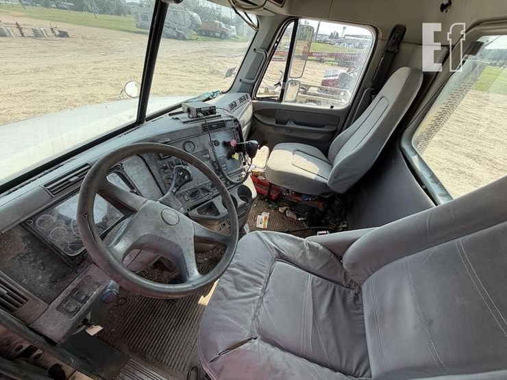 2003-freightliner-columbia-120-image-11