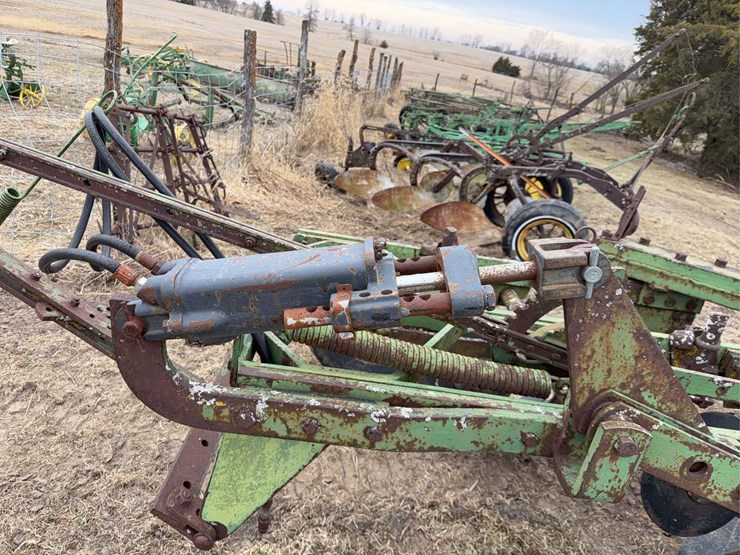 john-deere-pull-type-four-bottom-plow-image-11