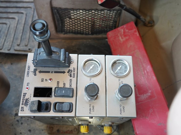 2018-mack-granite-gu713-image-13