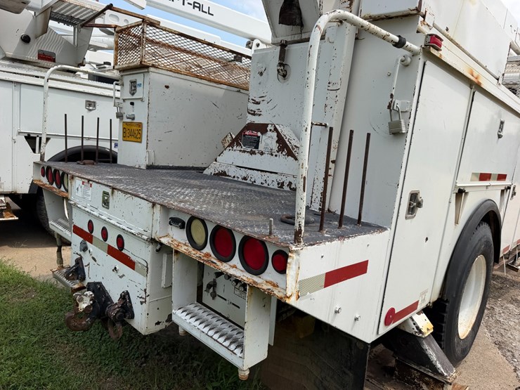 2007-peterbilt-335-image-26