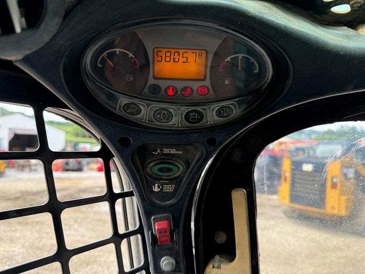 2012-bobcat-t870-image-25