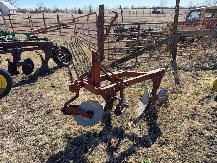 john-deere-three-point-two-bottom-plow-image-1
