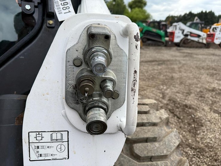 2013-bobcat-s650-image-11