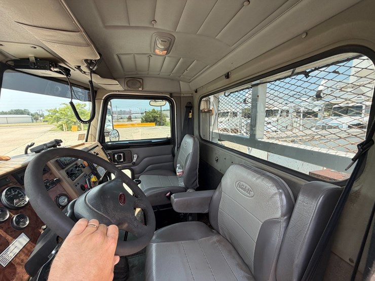 2007-peterbilt-335-image-78