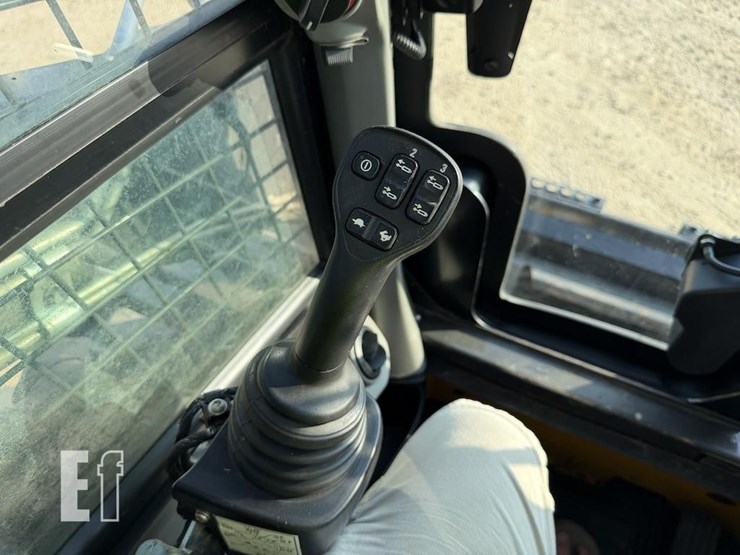 new-holland-l320-image-12