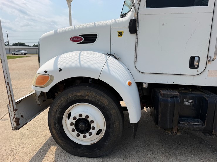 2007-peterbilt-335-image-11