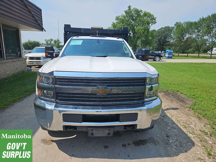 2015-chevrolet-3500-image-3