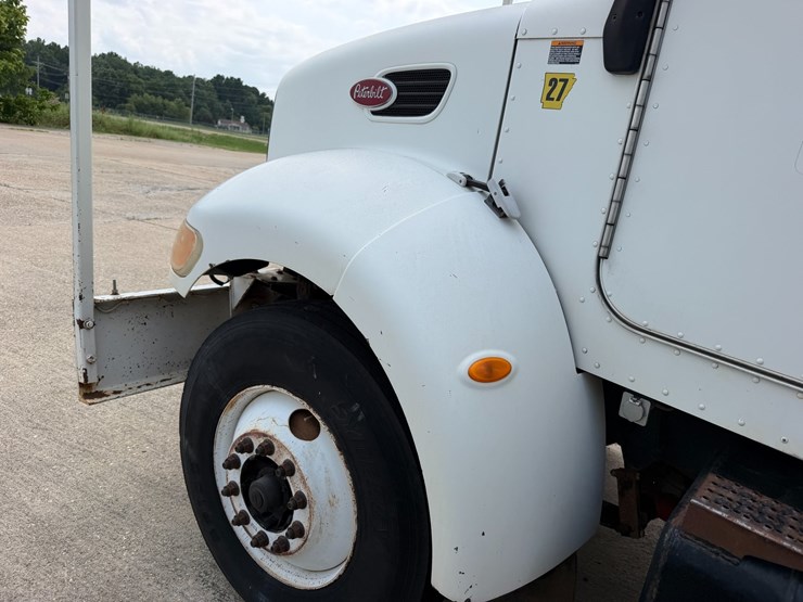 2007-peterbilt-335-image-12
