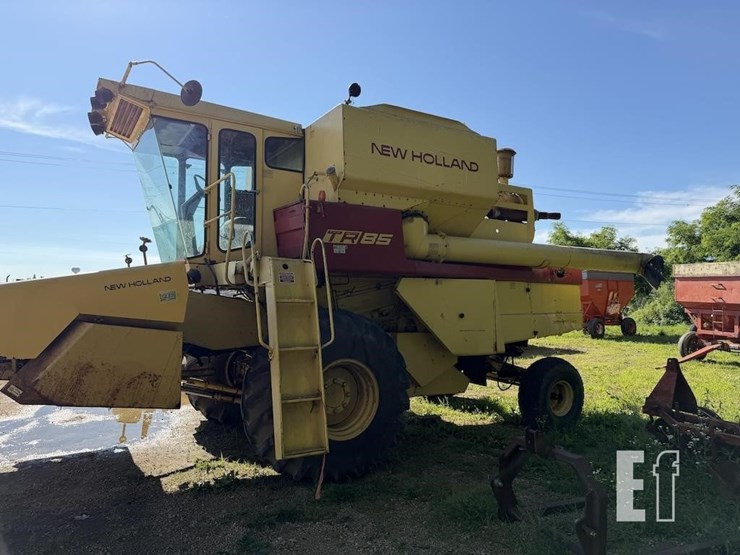 new-holland-tr85-image-4