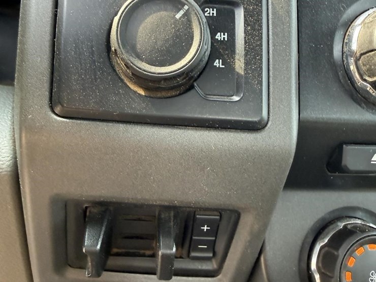 2017-ford-f550-xl-image-34