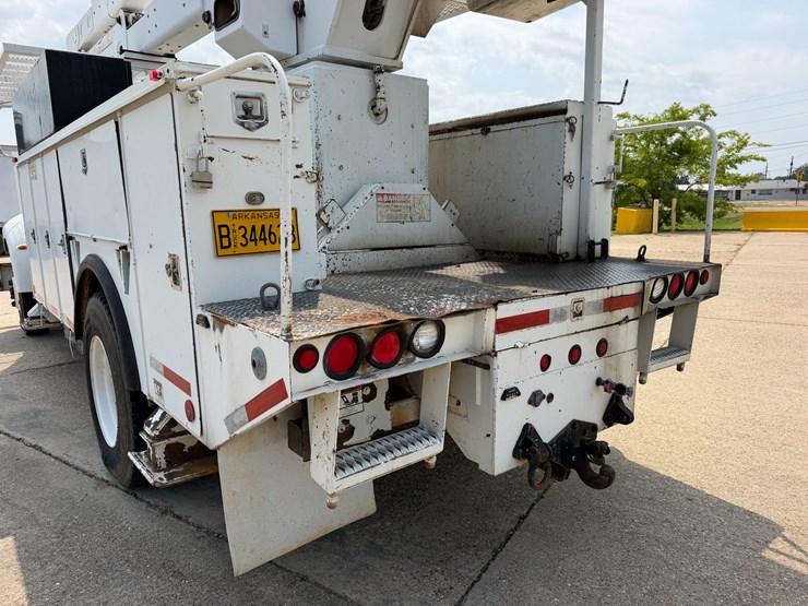 2007-peterbilt-335-image-5