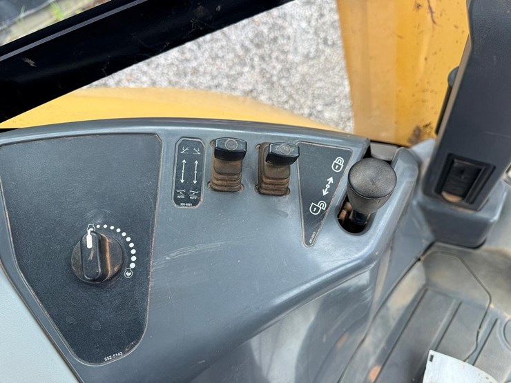 2018-caterpillar-440-image-30