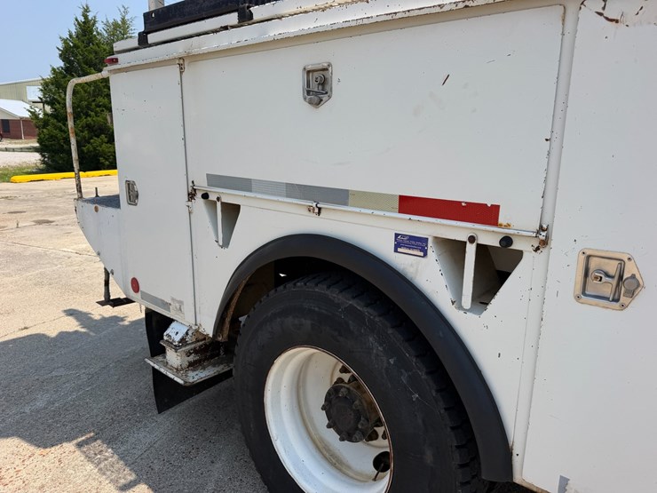 2007-peterbilt-335-image-23