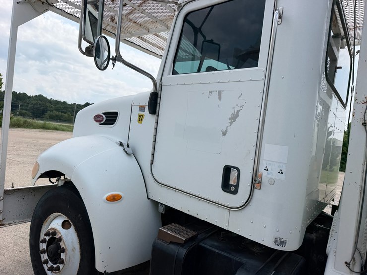 2007-peterbilt-335-image-11