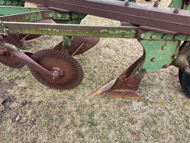 john-deere-pull-type-four-bottom-plow-image-16