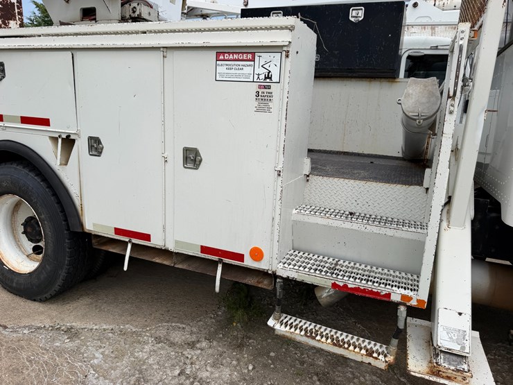 2007-peterbilt-335-image-21