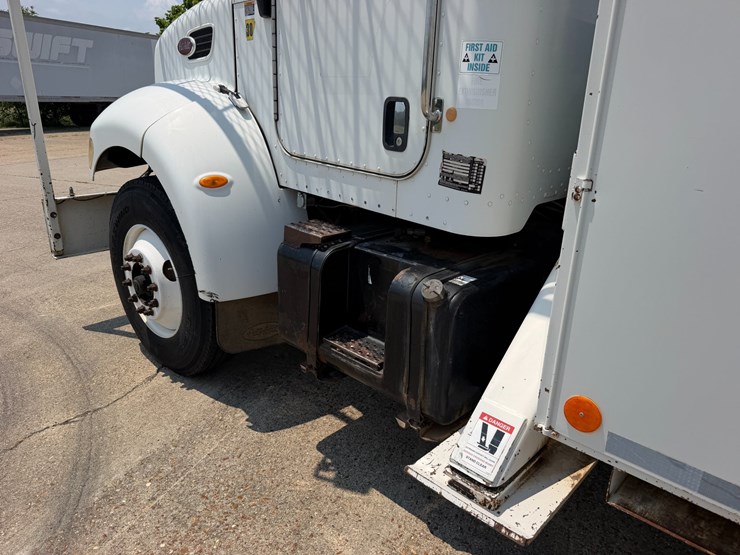 2007-peterbilt-335-image-11