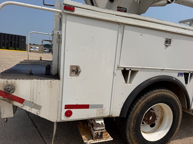 2007-peterbilt-335-image-21