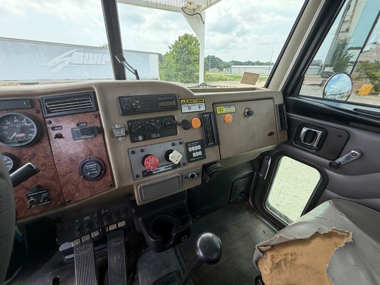 2007-peterbilt-335-image-62