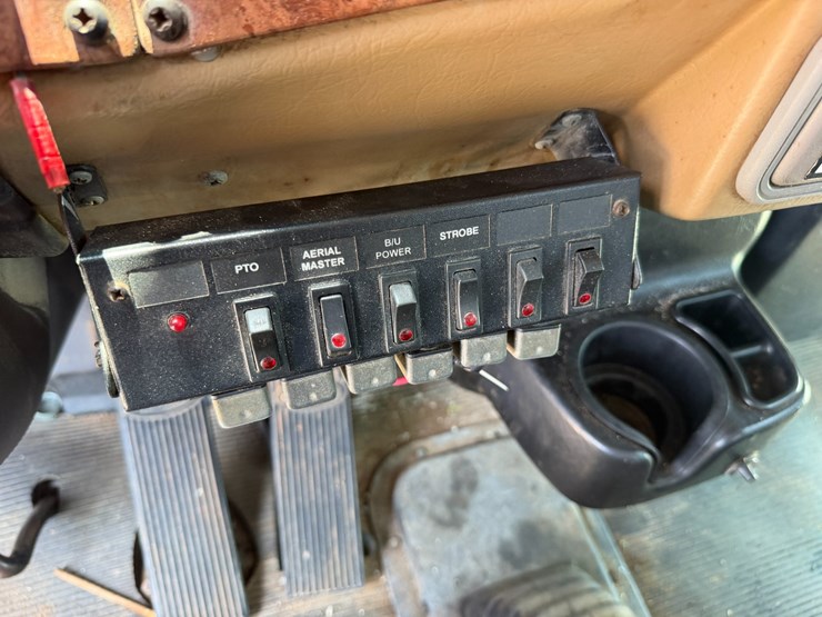 2007-peterbilt-335-image-87