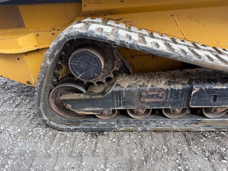 deere-323e-image-13