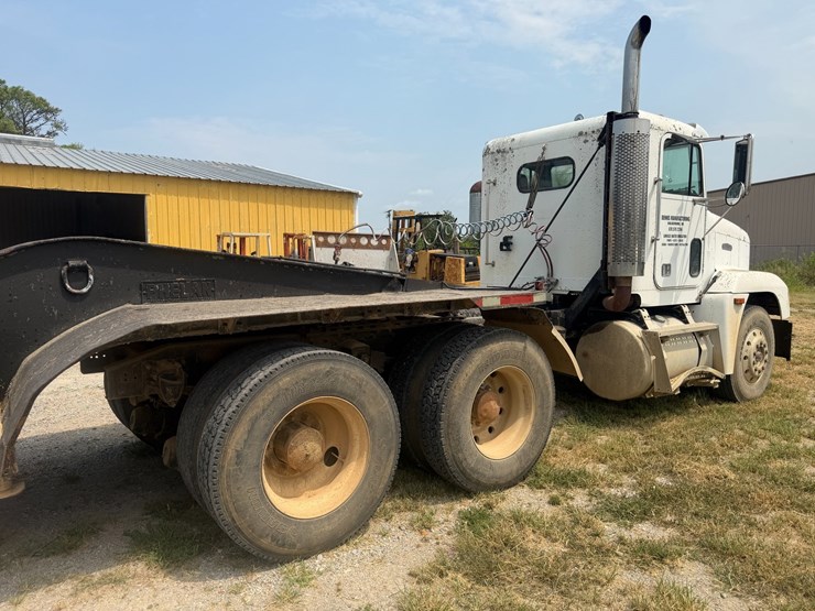 1990-freightliner-fld120-image-3