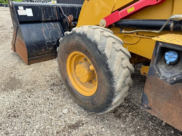 2018-caterpillar-440-image-19