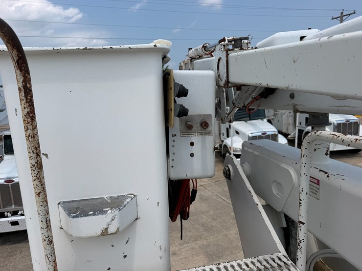2007-peterbilt-335-image-46