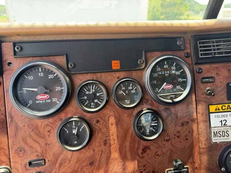2007-peterbilt-335-image-71