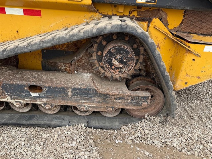 2020-deere-331g-image-19