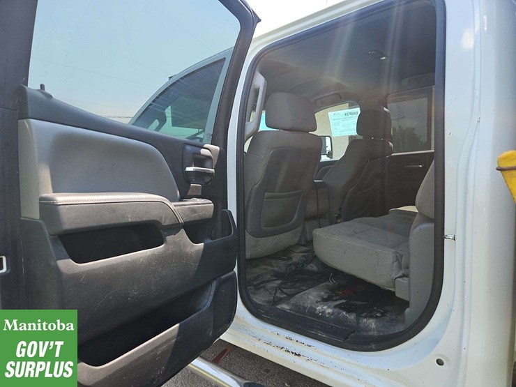 2015-chevrolet-3500-image-22