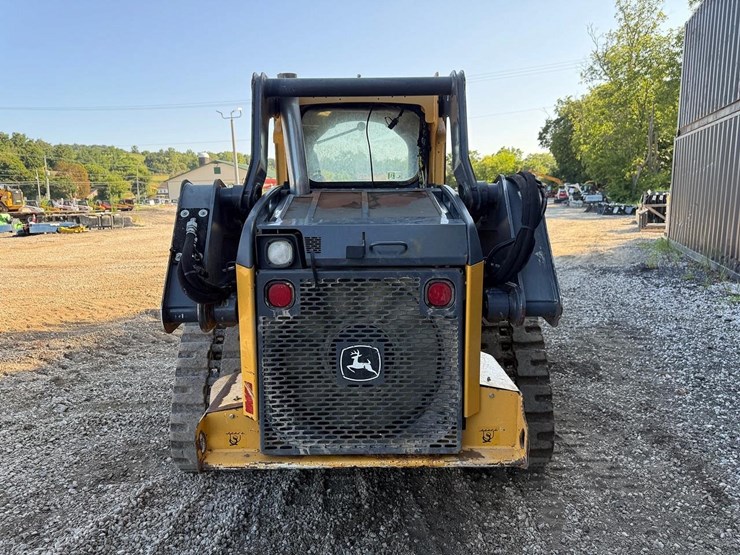 deere-323e-image-3