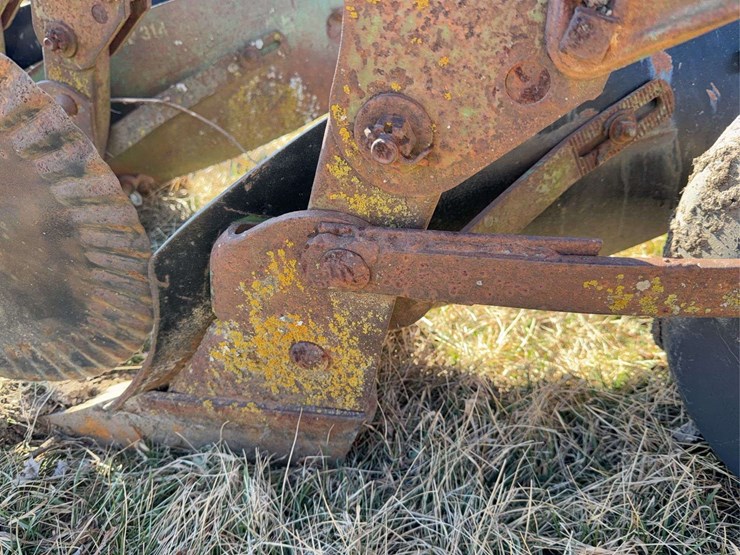 john-deere-three-point-three-bottom-plow-image-19
