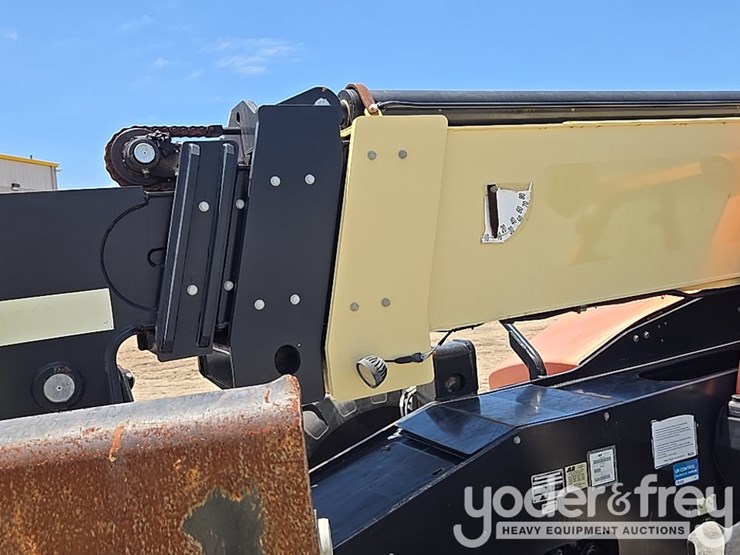2018-jlg-1055-image-18
