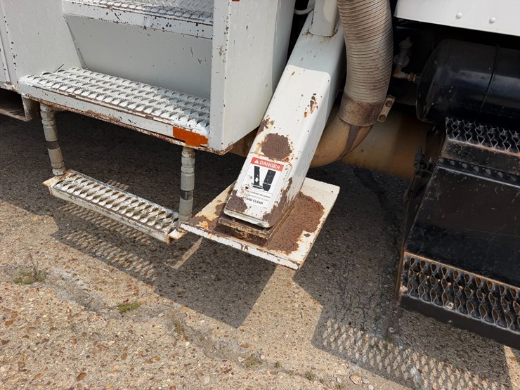 2007-peterbilt-335-image-32